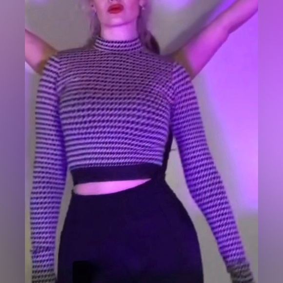 Women’s workout top. Material is durable and not cheap. - Picture 2 of 2